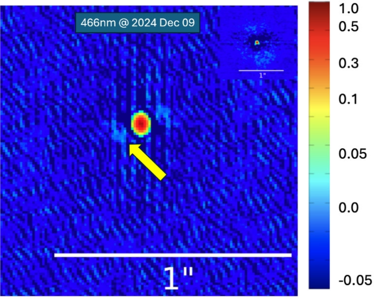 Voici maintenant l'image issue de l'article scientifique (https://arxiv.org/abs/2507.15749).
Plus à voir. La supergeante rouge est au centre en vert-rouge, sans déformation vers le compagnon. Le compagnon est indiqué par une flèche jaune au sud-est, mais c'est une tâche floue faible, qui est aussi présente de l'autre côté de l'étoile. Voici maintenant l'image issue de l'article scientifique (https://arxiv.org/abs/2507.15749).
Plus à voir. La supergeante rouge est au centre en vert-rouge, sans déformation vers le compagnon. Le compagnon est indiqué par une flèche jaune au sud-est, mais c'est une tâche floue faible, qui est aussi présente de l'autre côté de l'étoile.
