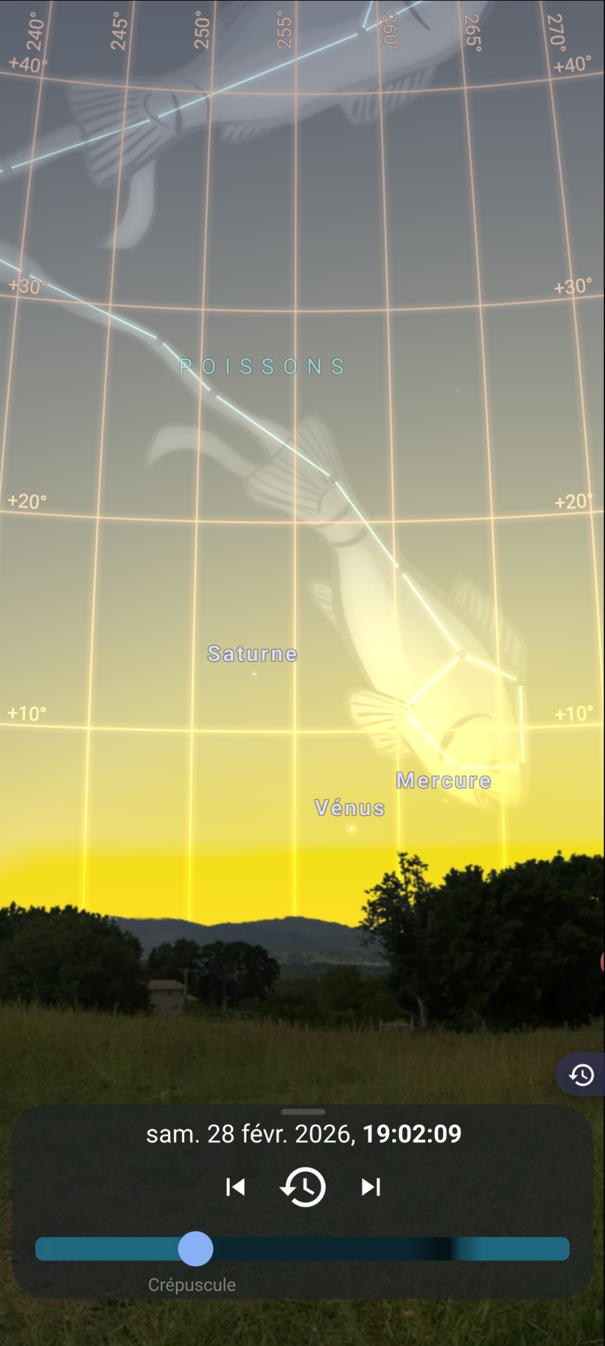 Mercure, Vénus et Saturne sont groupées dans les feux du Soleil couchant. Observables quelques minutes avant de disparaître sous l'horizon, basses vers l'Ouest. 