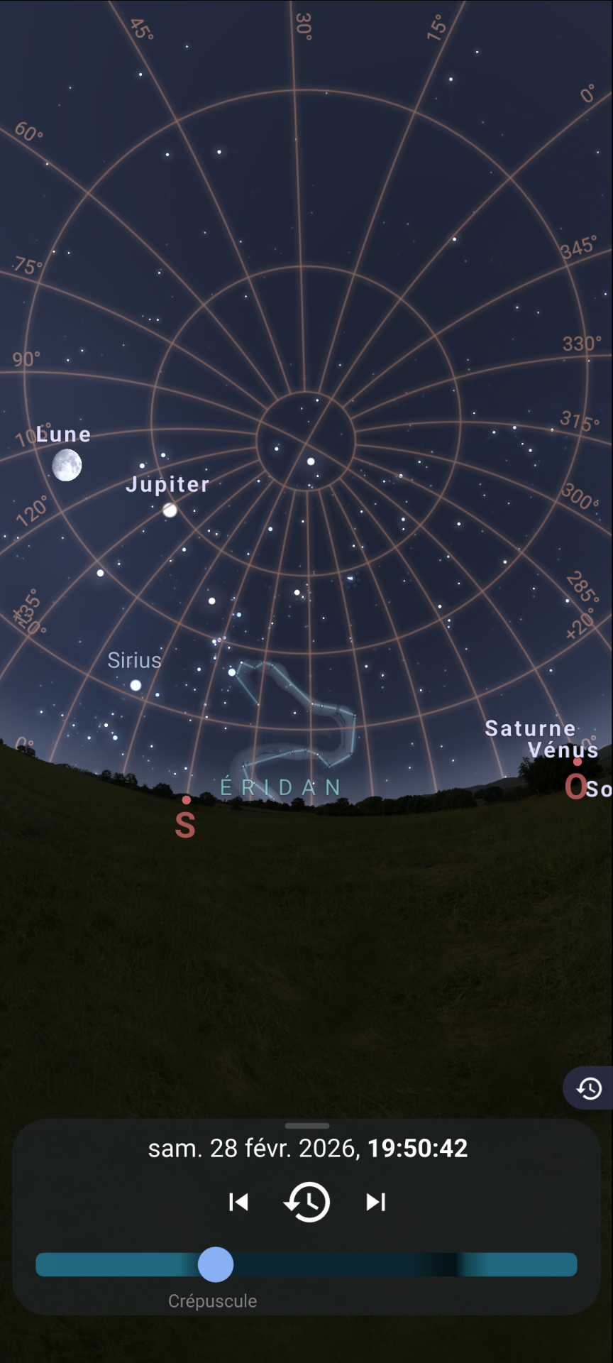 Jupiter et la Lune sont les reines de la nuit. N'hésitez pas à les observer à l'oeil nu, aux jumelles, au télescope ! Passez aussi jeter un oeil à la Nébuleuse d'Orion, à l'amas d'étoiles des Pléiades, joyaux de l'hiver. 